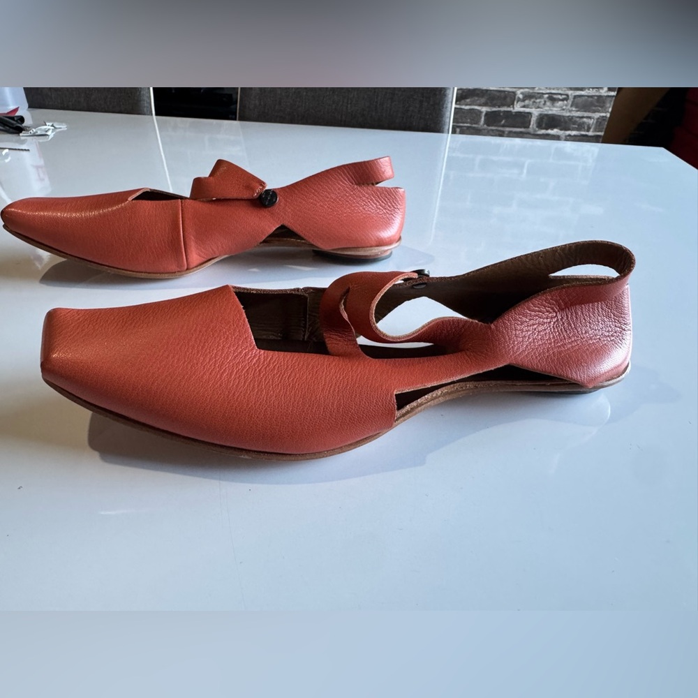 Cydwoq Spire Coral Leather Flats | Size 41 | Handmade in USA